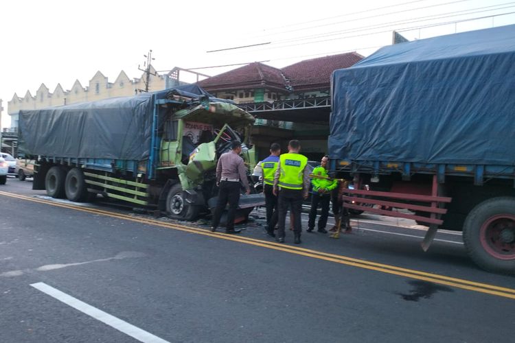 Truk Tronton Seruduk Truk Tronton di Simpang Tiga Sogan Wates, 1 Tewas
