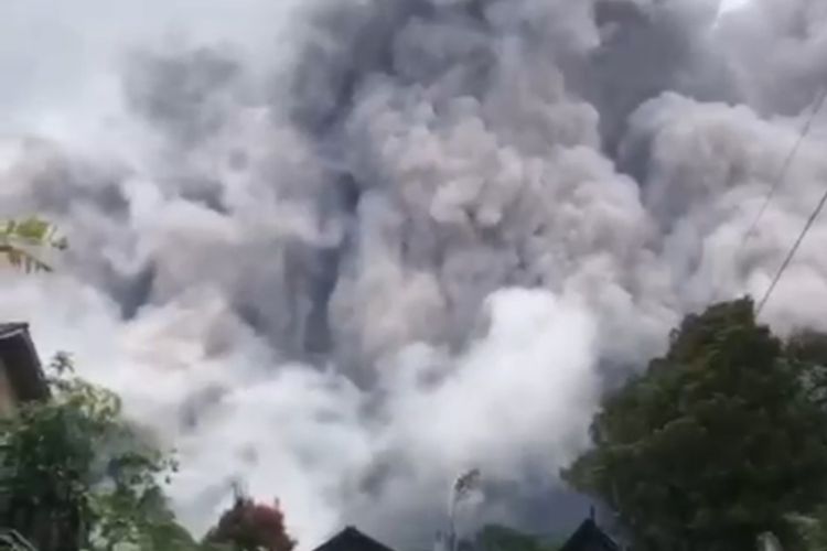 Gunung Merapi Erupsi Minggu Sore, Abu Vulkanik Tertiup Angin ke Timur, Warga Rasakan Hujan Abu