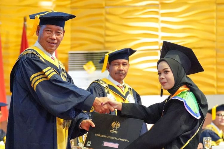 Awali Tahun 2024, UNNES Wisuda 986 Lulusan