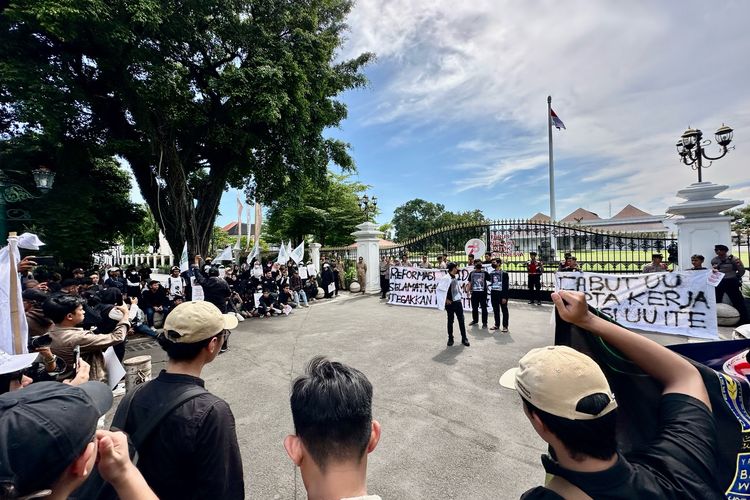 Mahasiswa Penyelamat Demokrasi Gelar Aksi di Depan Gedung Agung, Minta Jokowi Tak Salahgunakan Kekuasaan