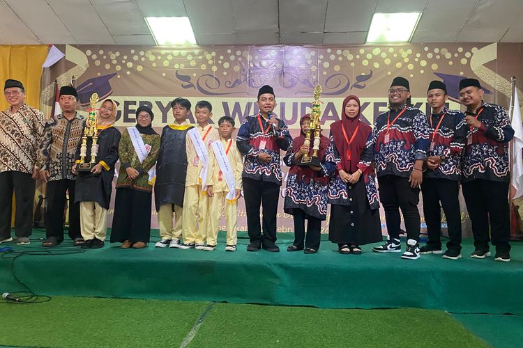 Unit Pendidikan Margoyoso adakan Gebyar Wisuda ke XII Beri Penghargaan Santri Teladan