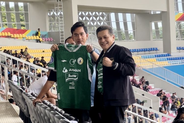 Gibran Nonton PSS vs Persita, Diberi Jersey Gusti Randa, Begini Tanggapannya