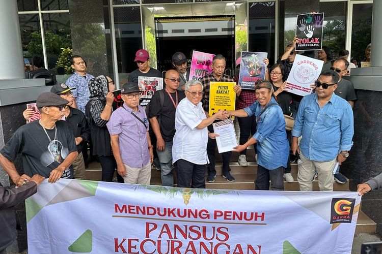 Garda Bawa Karangan Bunga ke Kantor DPD RI Dukung Pansus Kecurangan Pemilu