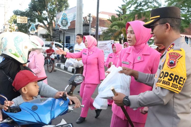 Bagi-Bagi Takjil, Polres Purworejo Kampanyekan Tertib Lalu Lintas