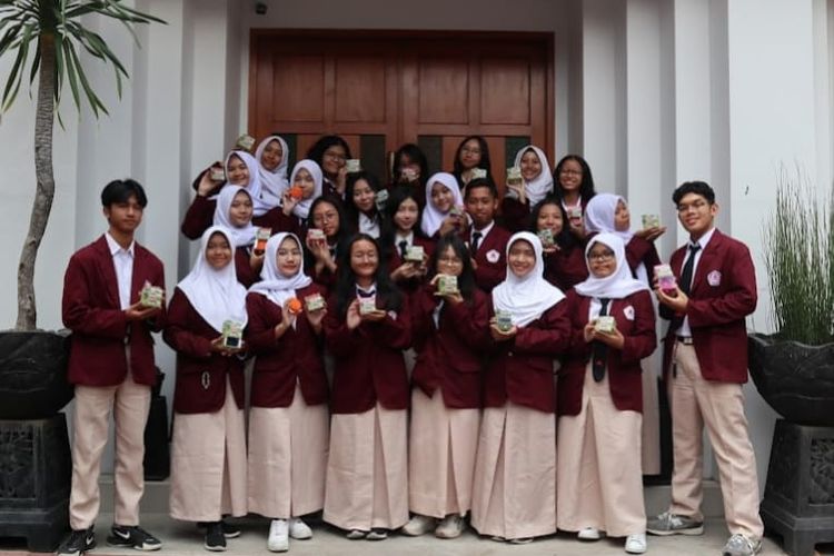 Sarasija Student Company Gandeng CV Cipta Reksa Mulia, Olah Limbah Plastik Menjadi Bahan Utama Pembuatan Sabun Alami