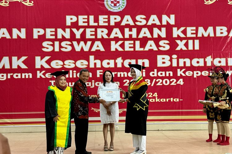 SMK Kesehatan Binatama Lepas Serahkan 97 Siswa Kelas XII Program Keperawatan dan Farmasi