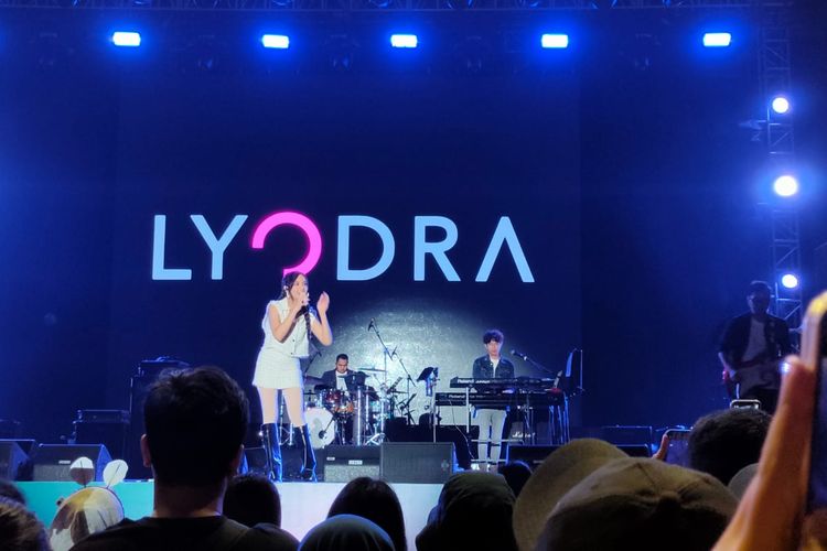Konser Musik Rhapsody Nusantara: Tampil Bareng Lyodra, Afgan Bikin Suasana Candi Prambanan Makin Romantis