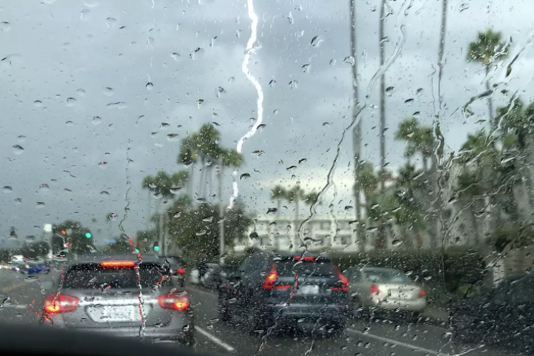 BMKG Ingatkan Masyarakat Potensi Cuaca Ekstrem pada Libur Nataru