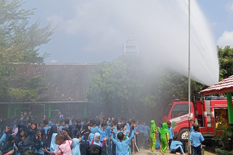 SD Muhammadiyah Pendowoharjo Gelar Simulasi Penanganan Kebakaran