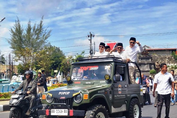   Diiringi Hadroh dan Angklung, Pasangan Yophi-Lukman Daftar Ke KPU Naik Mobil Jip