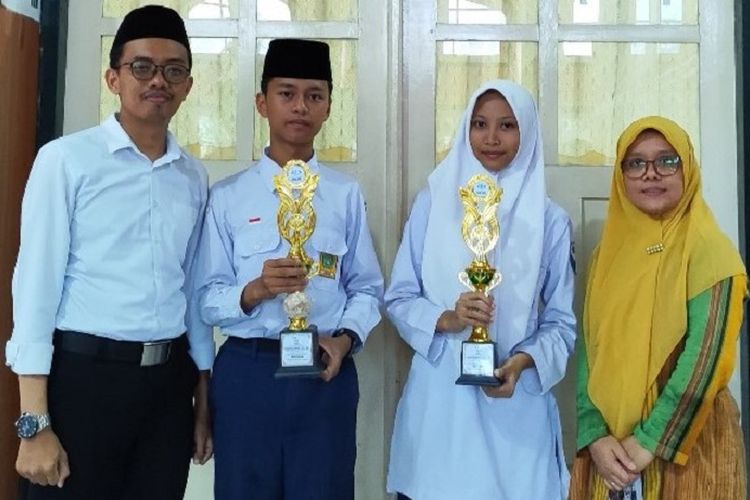Zaza dan Izzat Siswa MTs Negeri 9 Bantul Juara Olimpiade Bahasa Arab