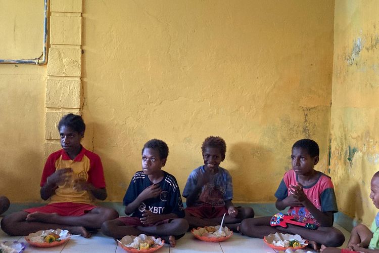 Uji Coba MBG di Papua, Biaya Murah karena Melibatkan Petani dan Nelayan