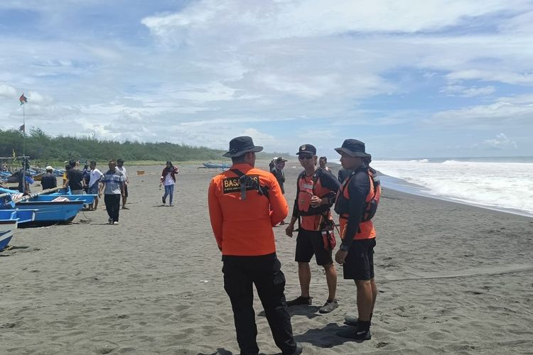 Perahu Terbalik di Pantai Congot, Satu Tekong Meninggal, Satu ABK Hilang