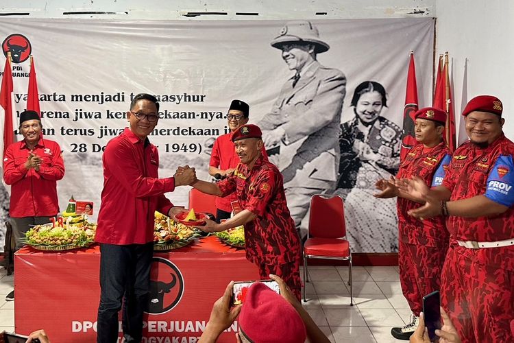 DPC PDI Perjuangan Kota Yogya Potong Tumpeng Rayakan Ulang Tahun Megawati Soekarnoputri