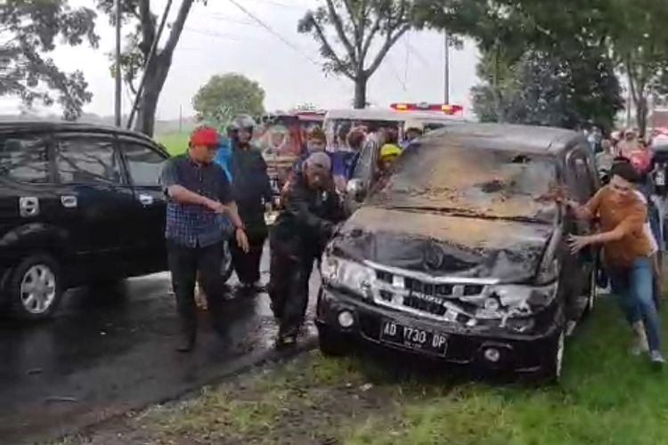 Pohon Tumbang Timpa Mobil di Karanganyar, Dua Penumpang Luka