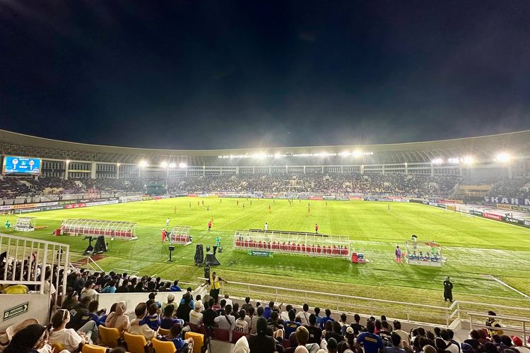 Saat Satu Jiwa dan Sampai Kau Bisa Berkumandang dengan Koor Indah Suporter PSIM di tengah Guyuran Hujan Stadion Manahan
