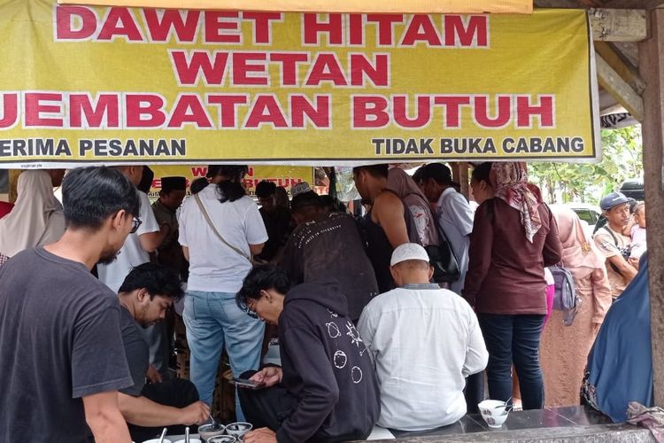 Lebaran, Dawet Ireng Timur Jembatan Butuh Diserbu Pembeli