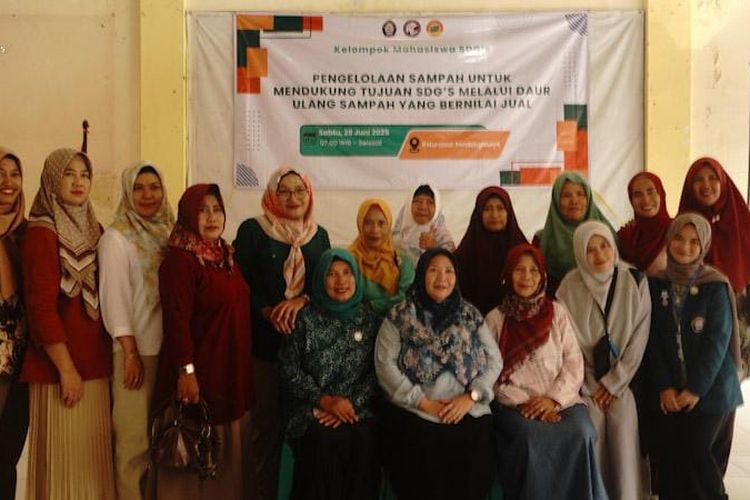 Mahasiswa SV Undip Edukasi Daur Ulang Pengelolaan Sampah untuk Warga