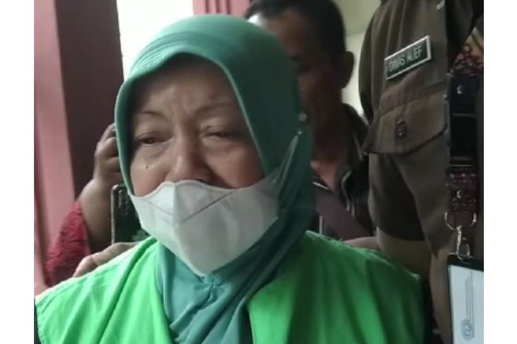 Seorang nenek 60 tahun di surabaya, divonis 5 tahun penjara dan denda 2 milyar usai menerima paket ganja.