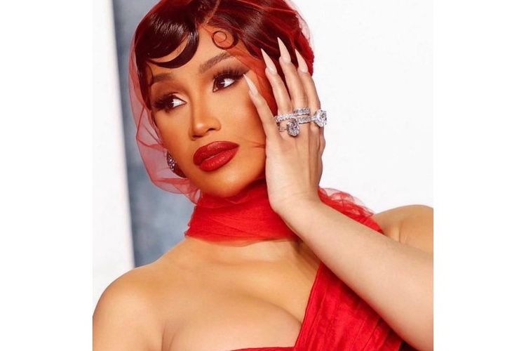 Artis cardi B, bintang RAP amerika yang melempar mic ke penonton nya usai dirinya disiram air saat  konser.