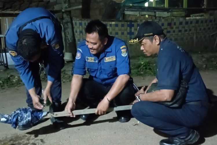 Basmi Sarang Tawon, Damkar Pakuhaji Beberkan Tugas di Masyarakat