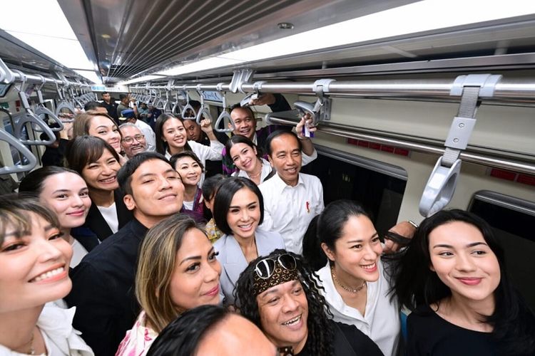 Keseruan Para Selebriti Bersama Presiden Jokowi Jajal LRT Jabodebek