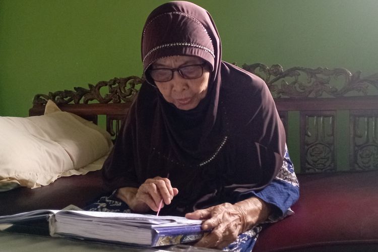 Rutin Baca Al-Quran, Penglihatan dan Ingatan Mbah Minah di Usia 93 Masih Jelas