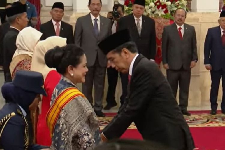 Momen Presiden Jokowi Anugerahkan Tanda Kehormatan kepada Ibu Negara Iriana Jokowi