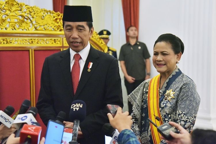 Iriana Jokowi Terima Tanda Kehormatan, Presiden Sebut Atas Pertimbangan Dewan Gelar