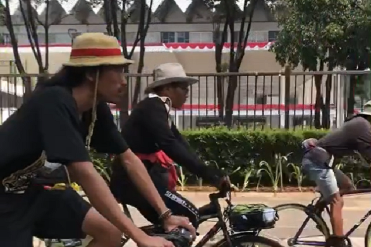 Tangis Pak Midun Pecah di Depan GBK, Netizen: Luar Biasa, Padahal Bukan Keluarga Korban