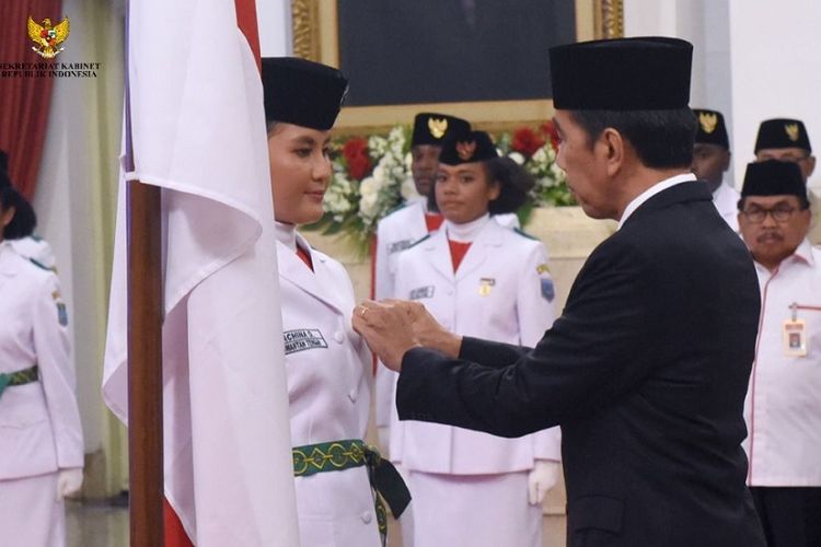 Presiden Jokowi Kukuhkan 76 Anggota Paskibraka 2023, Diawali Pembacaan Ikrar Putra Indonesia