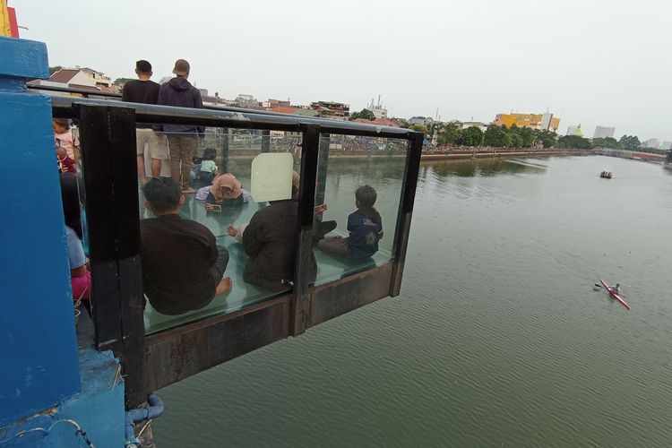 Wisata Jembatan Kaca di Tangerang, Memacu Adrenalin