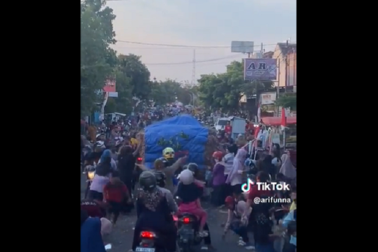 Beredar Video Mobil Pikap Muatan Bawang Dijarah Warga, Netizen: Kasihan Supirnya 