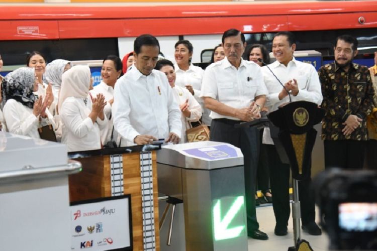Jokowi Resmikan LRT Terintegrasi Jabodebek: Kurangi Kemacetan dan Polusi Udara