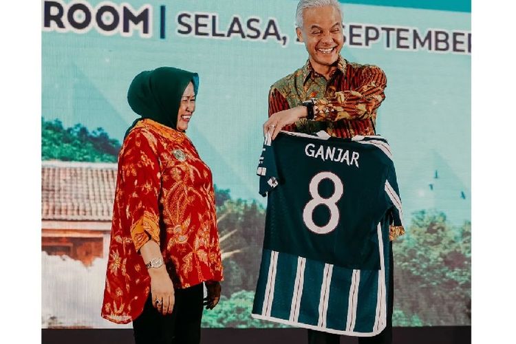 Dukung Pengesahan Revisi Terbatas Tentang Desa, Ganjar Dapat Jersey