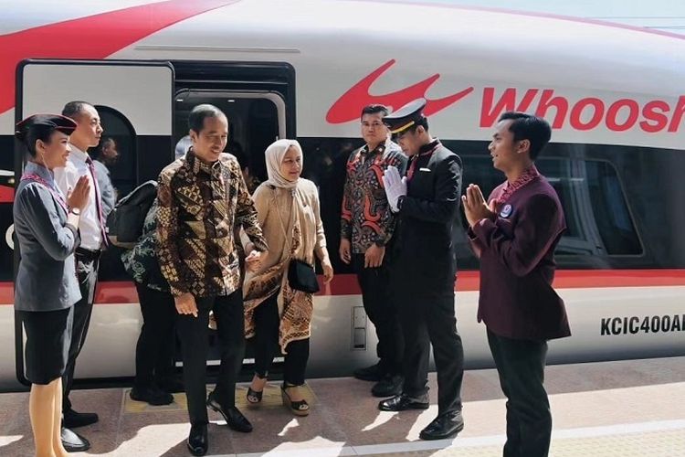 Jajal Kereta Cepat Ketiga Kali, Jokowi Sebut Belum Ada Evaluasi: Selalu Terasa Nyaman dan Cepat