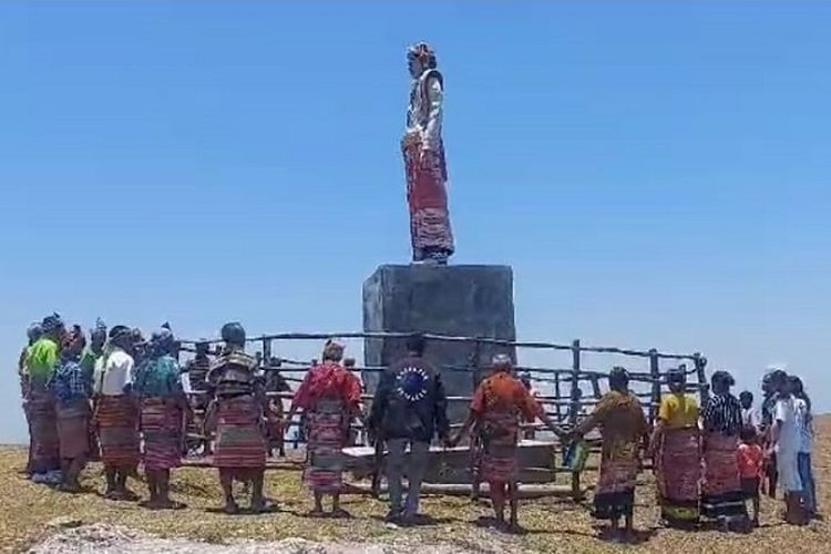 Tolak Gibran Jadi Cawapres, Warga Adat NTT Gelar Ritual di Patung Jokowi