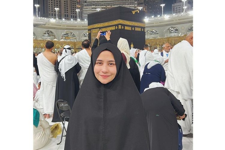 Teringat Mendiang ART dan Sopir Saat Umrah, Prilly Latuconsina Menangis di Depan Ka'bah