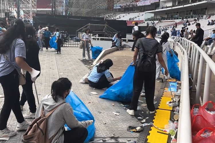 Pendukung Prabowo-Gibran Sigap Bersihkan Sampah di Kawasan GBK Usai Kampanye Akbar