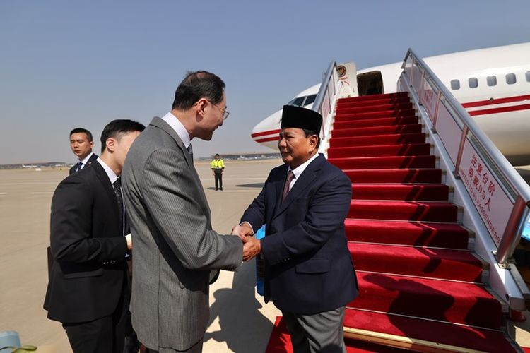 Prabowo Temui Sejumlah Pejabat Tinggi China Termasuk Xi Jinping, Di Bandara Dapat Buket Bunga Dari Gadis Kecil
