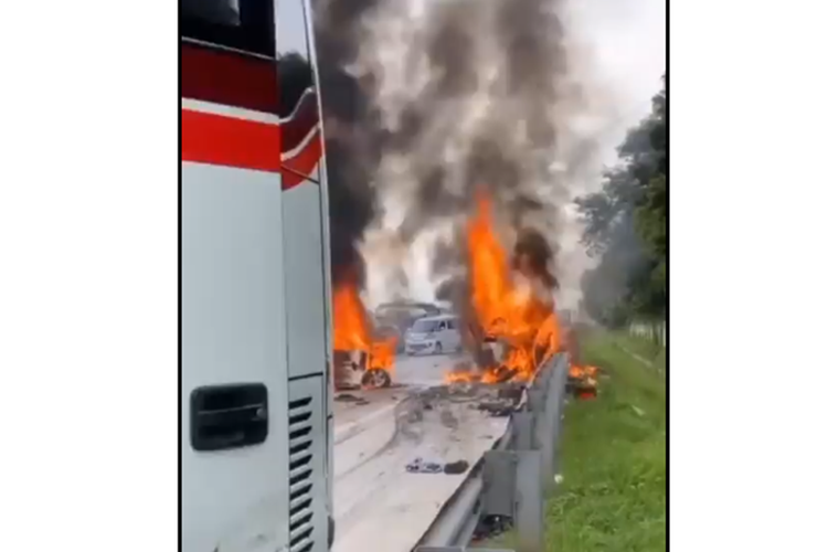Kronologi Kecelakaan Beruntun di Tol Jakarta-Cikampek KM 58, 2 Mobil Terbakar dan 9 Korban Tewas