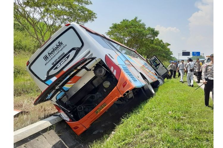Diduga Sopir Bus Rosalia Indah Mengantuk, Terlibat Kecelakaan Tunggal Hingga Akibatkan 7 Penumpang Tewas