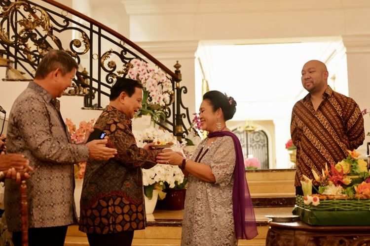 Hadiri Syukuran Ulang Tahun ke-65 Titiek Soeharto, Prabowo Hampir Diberikan Potongan Tumpeng Pertama