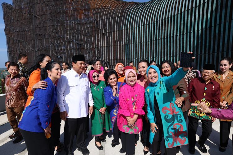 Serunya Prabowo Selfie Bareng Iriana dan Ibu-ibu di IKN