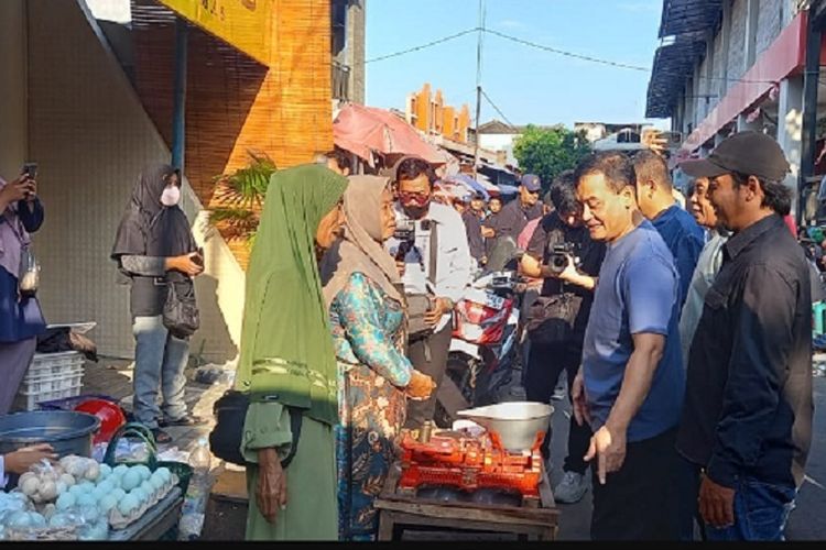 Cagub Jateng Ahmad Luthfi Kunjungi Pasar Soekarno Sukoharjo: Pedagang dan Pembeli Gembira