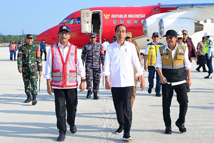 Perasaan Jokowi Mendarat Perdana di Bandara Nusantara IKN, Disambut Prosesi ‘Water Salute’ 