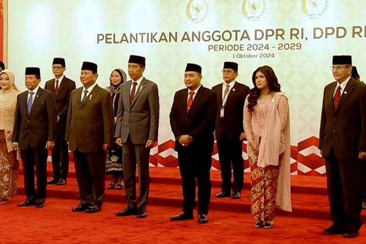 Kompaknya Jokowi dan Prabowo di Acara Pelantikan DPR Periode 2024-2029: Bersama Naik Mobil Kepresidenan hingga Pakai Jas