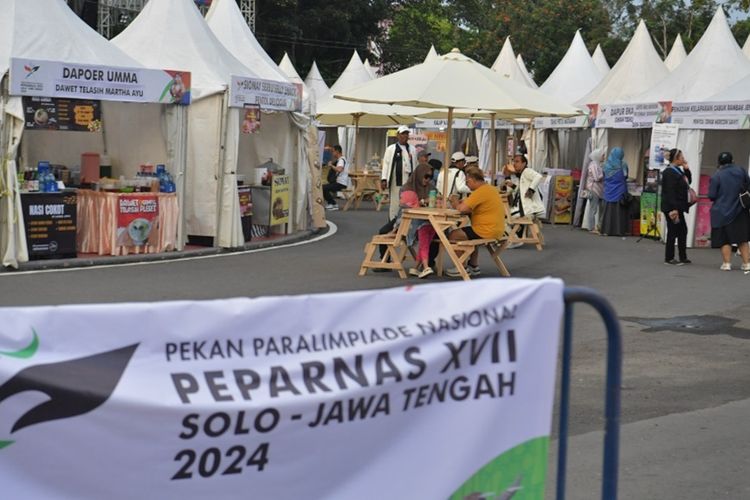 UMKM Lokal Kais ‘Emas’ di Arena Peparnas XVII Solo 2024, Pedagang Luar Daerah Ketiban Rezeki