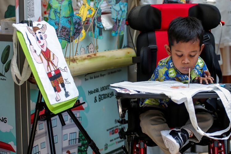 Murid SLB Tegar Lukis Maskot Peparnas XVII Solo 2024 Kebo Bule dengan Mulut, Berawal Suka Gambar Wayang