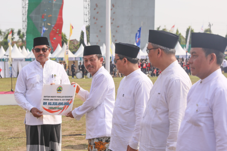 Momen Hari Santri Nasional, Pemprov Jateng Salurkan Bantuan Insentif Pengajar Keagamaan Sebesar Rp104,7 Miliar